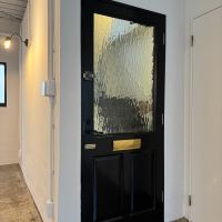 港区芝の賃貸物件/建物の雰囲気に合うように、アンティークの建具を用意したこだわりよう
