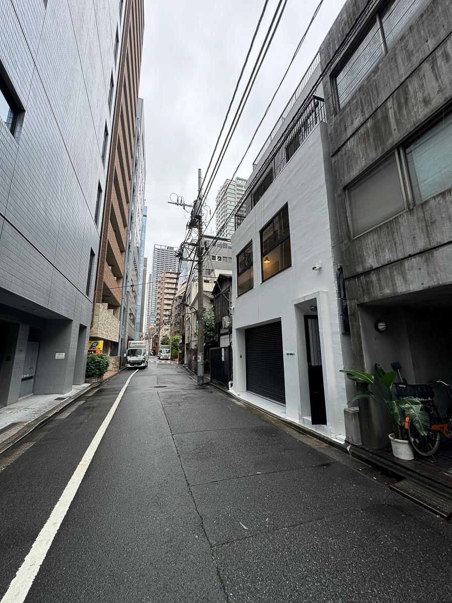 港区芝の賃貸物件/前面道路の様子。ほぼ人通りはなく、店をひらく場合には、この場所を目掛けて来てもらう必要があります