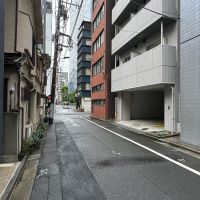 港区芝の賃貸物件/前面道路の様子。オフィスビルや古い戸建てが立ち並ぶ不思議な通り
