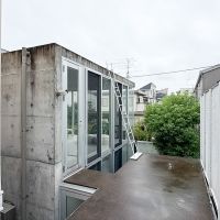 世田谷区下馬の売買物件/外階段を上った先、リビングへのアプローチ