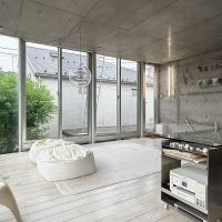 世田谷区下馬の売買物件/周囲の住宅との位置関係や窓の大きさから、視線はそこまで気にならないと思います
