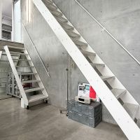 世田谷区下馬の売買物件/右の階段はリビングと、左の階段は水回りへと繋がっています
