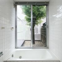 世田谷区下馬の売買物件/坪庭を眺めながら風呂に入れます（ブラインドが設置されています）