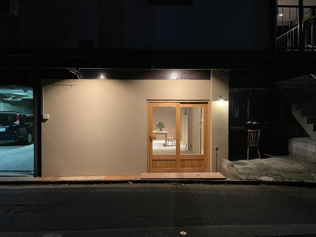 新潟県南魚沼市石打の売買物件/建物外観。1階に店舗区画と駐車スペース。この部分だけ外装も綺麗に作り直されています。2階以上は古き良き外観です