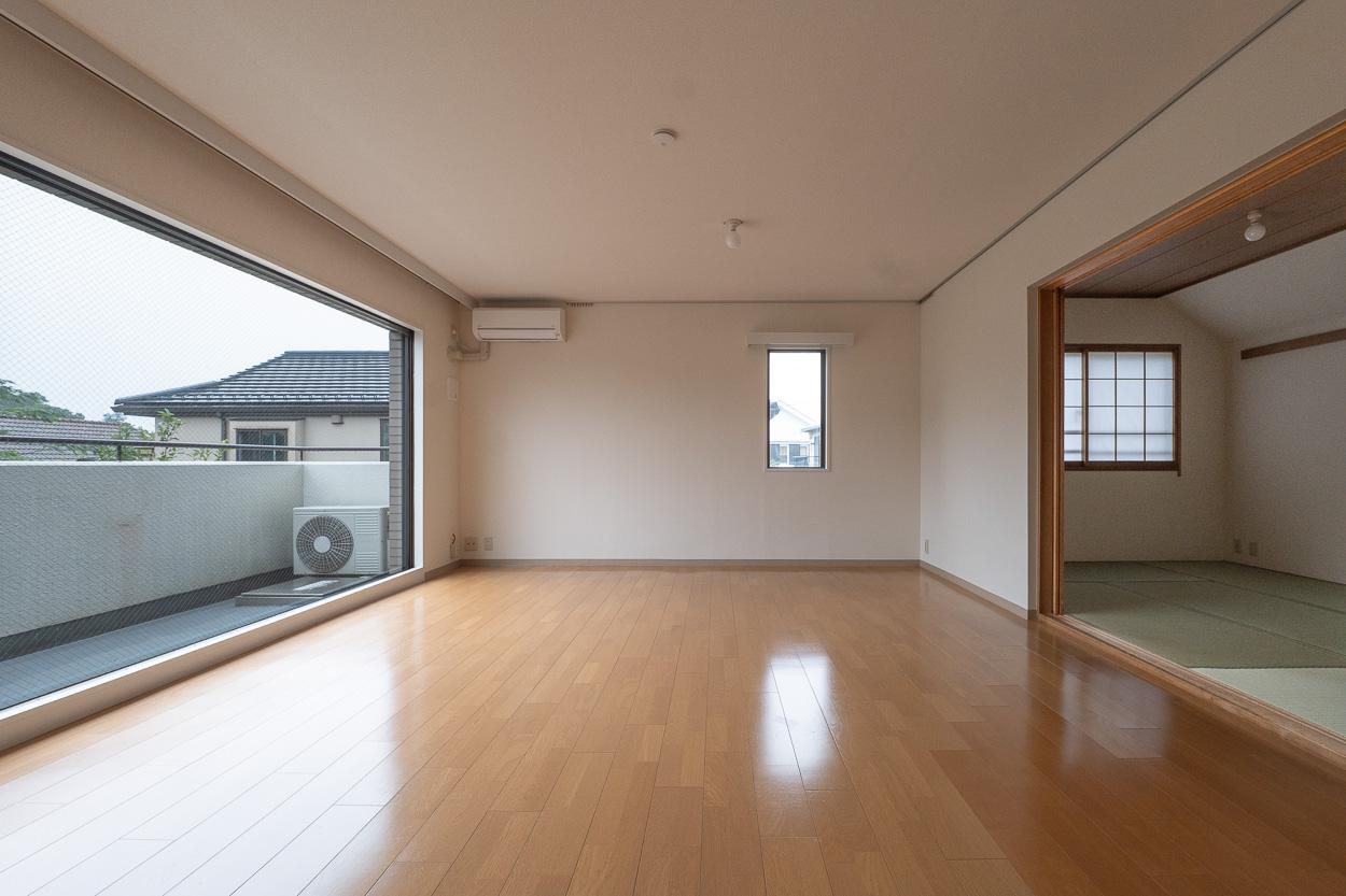 練馬区石神井町の賃貸物件/大きなパノラマ窓から気持ちの良い光が差し込みます
