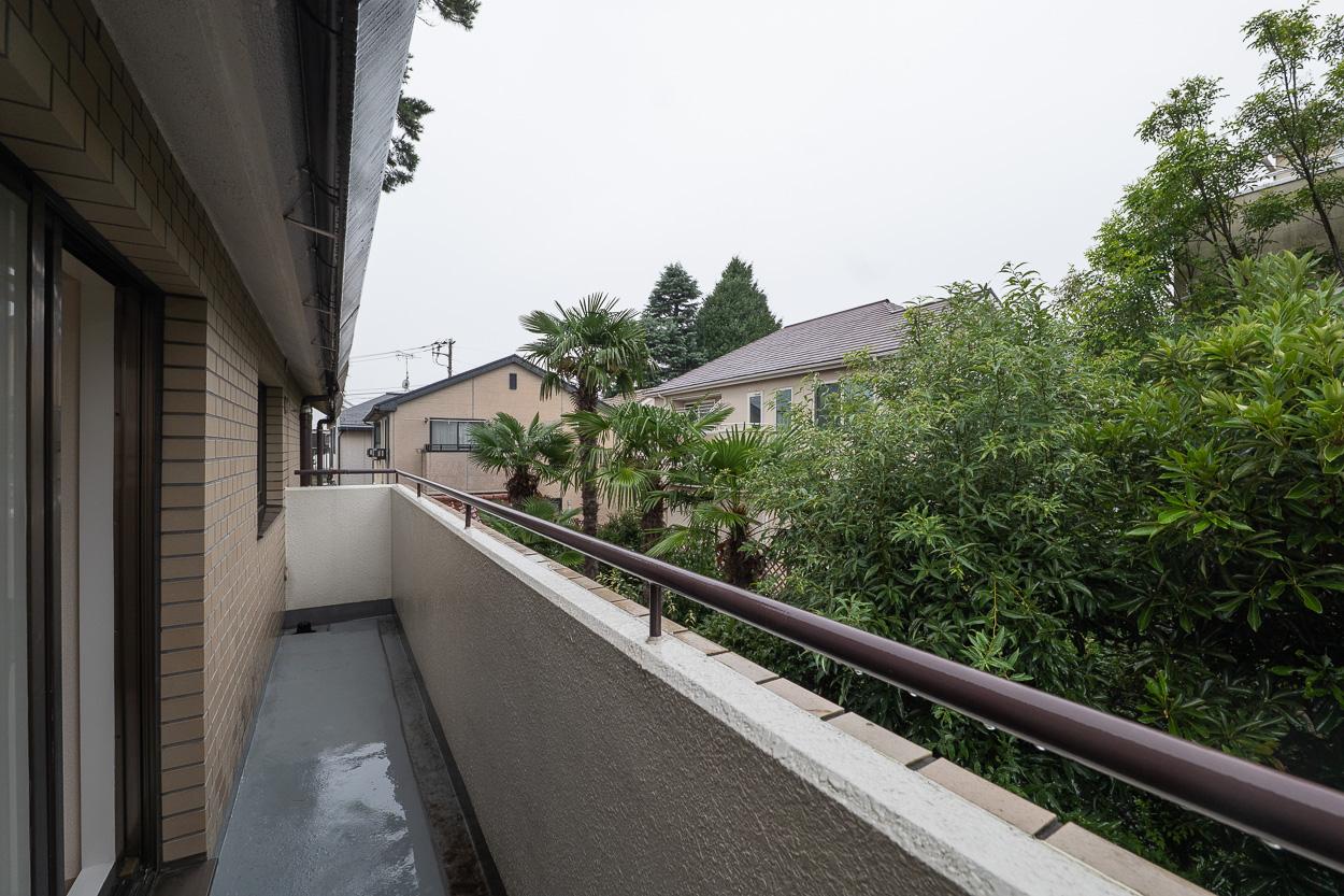 練馬区石神井町の賃貸物件/北西側の小さなバルコニー。緑がもりもり