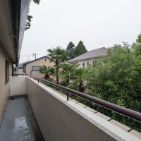 練馬区石神井町の賃貸物件/北西側の小さなバルコニー。緑がもりもり
