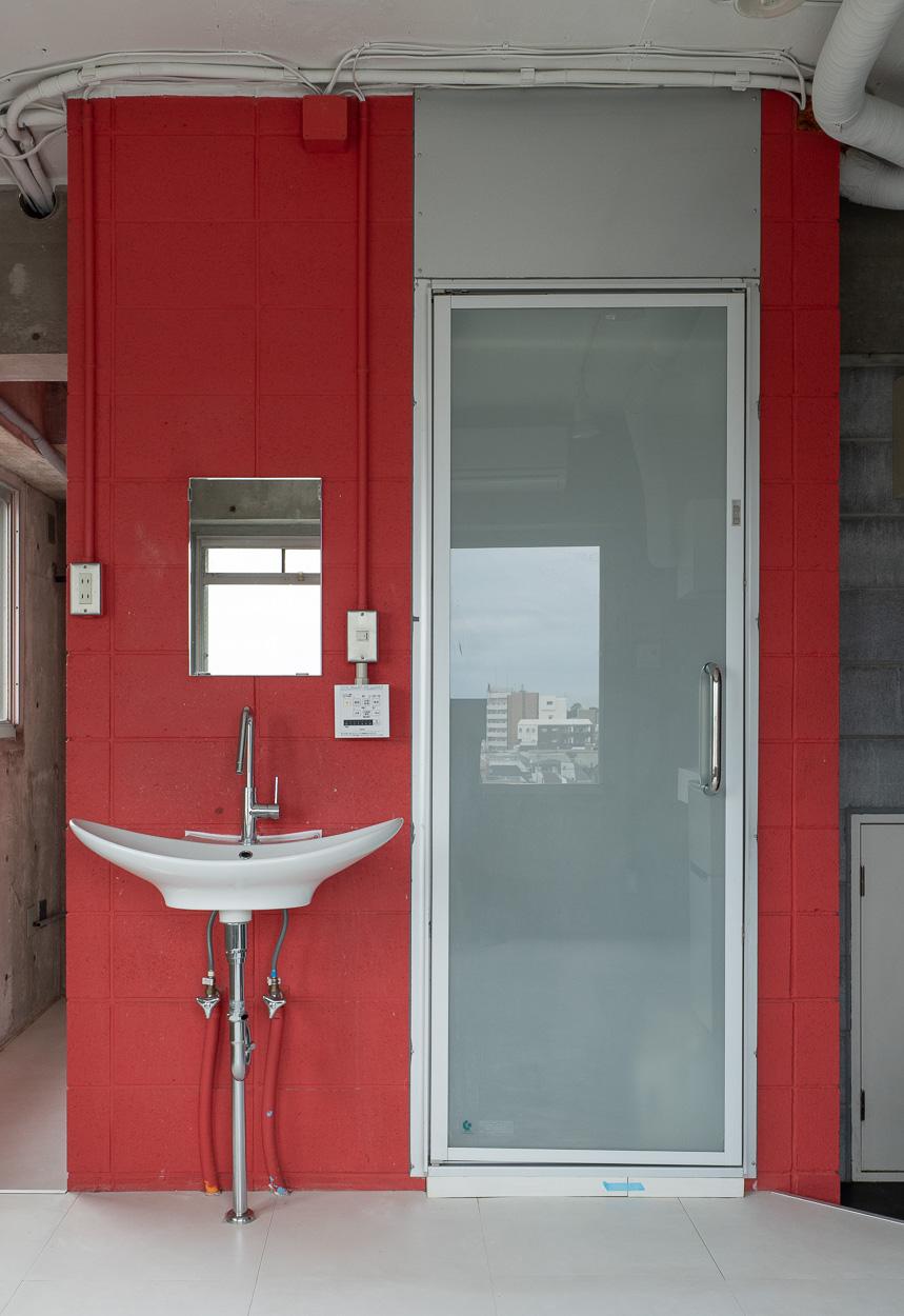 世田谷区瀬田の賃貸物件/洗面台。ドアを開けると浴室とトイレがあります