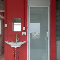 世田谷区瀬田の賃貸物件/洗面台。ドアを開けると浴室とトイレがあります