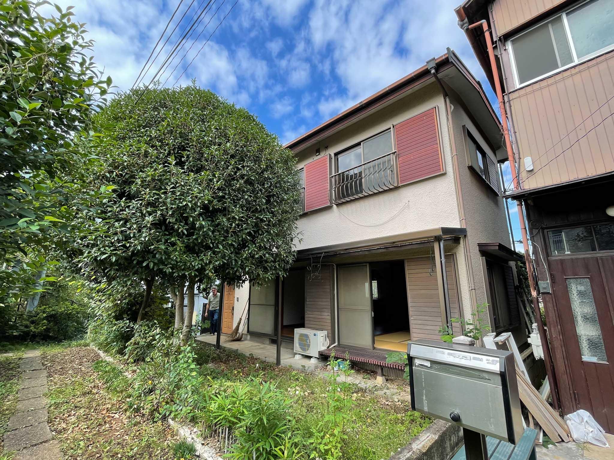 西東京市柳沢の賃貸物件/庭から見た外観。まん丸の金木犀がこの家のシンボルツリーです