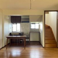 西東京市柳沢の賃貸物件/1F：キッチン横に2階へ上がる階段