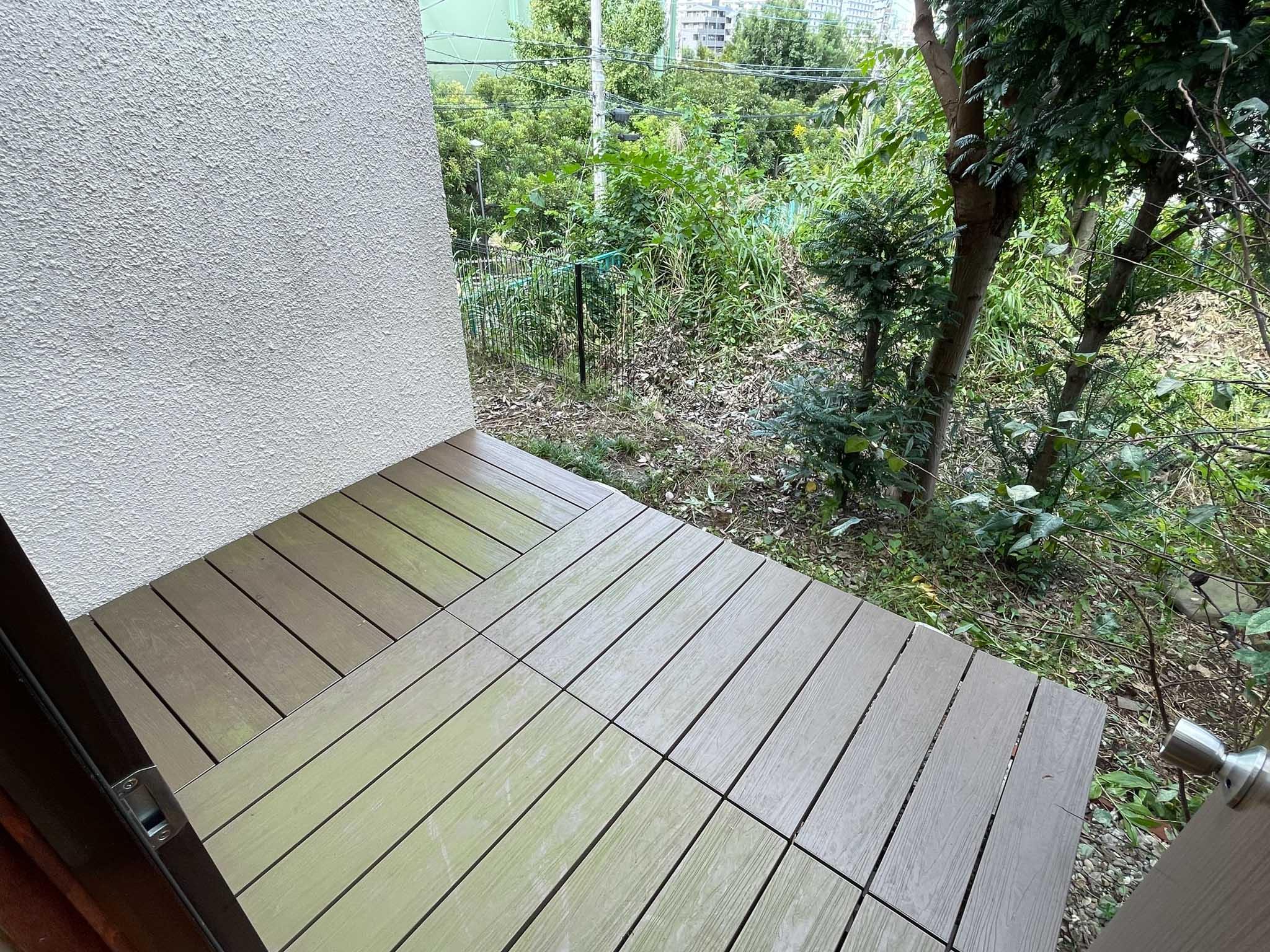 西東京市柳沢の賃貸物件/1F：部屋の北側にウッドデッキ