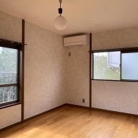 西東京市柳沢の賃貸物件/2F、洋室①：2階の居室にもそれぞれ、個性的なクロスがあしらわれています