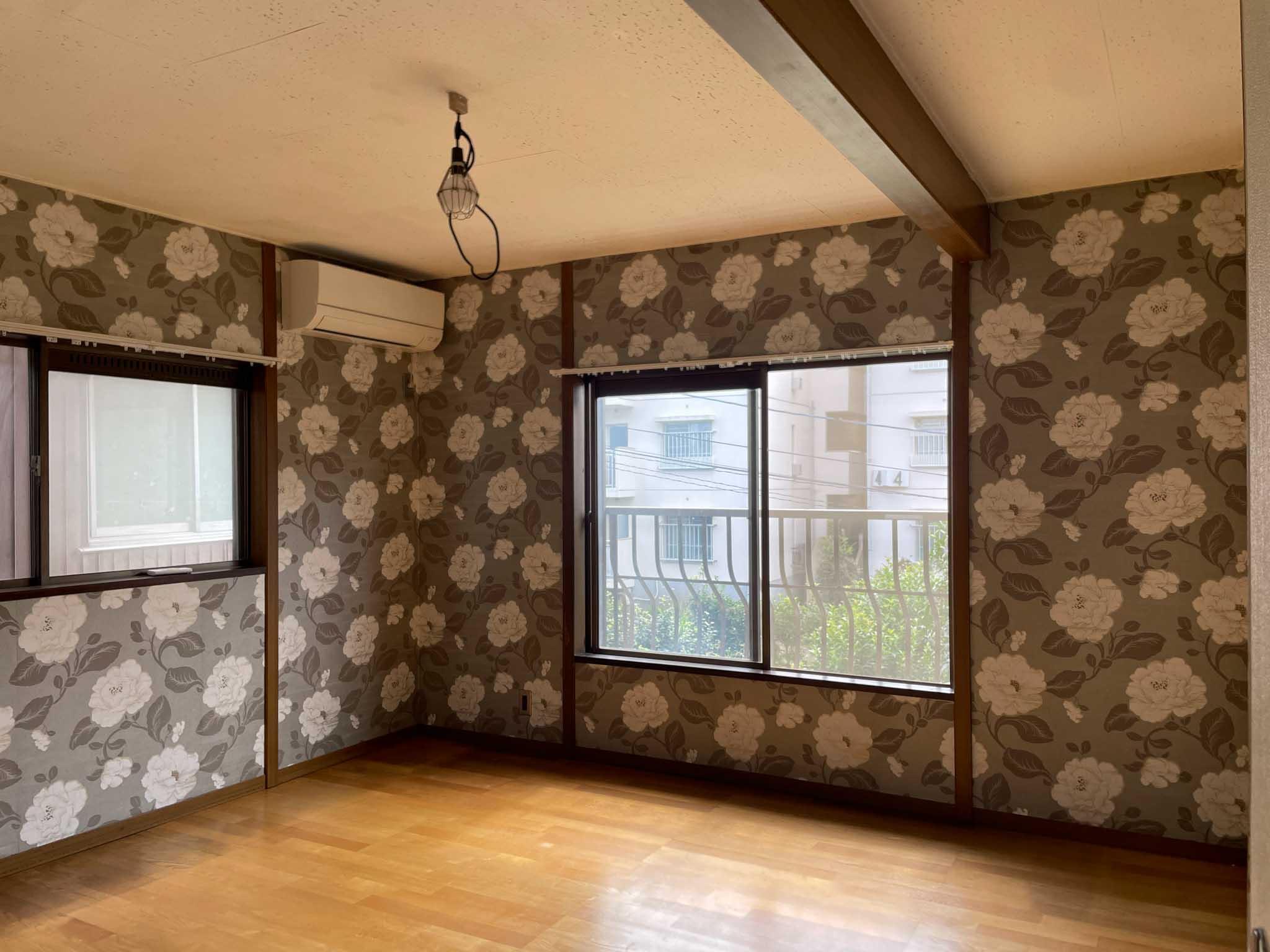 西東京市柳沢の賃貸物件/2F、洋室②：大きな花柄のクロス