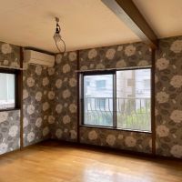 西東京市柳沢の賃貸物件/2F、洋室②：大きな花柄のクロス
