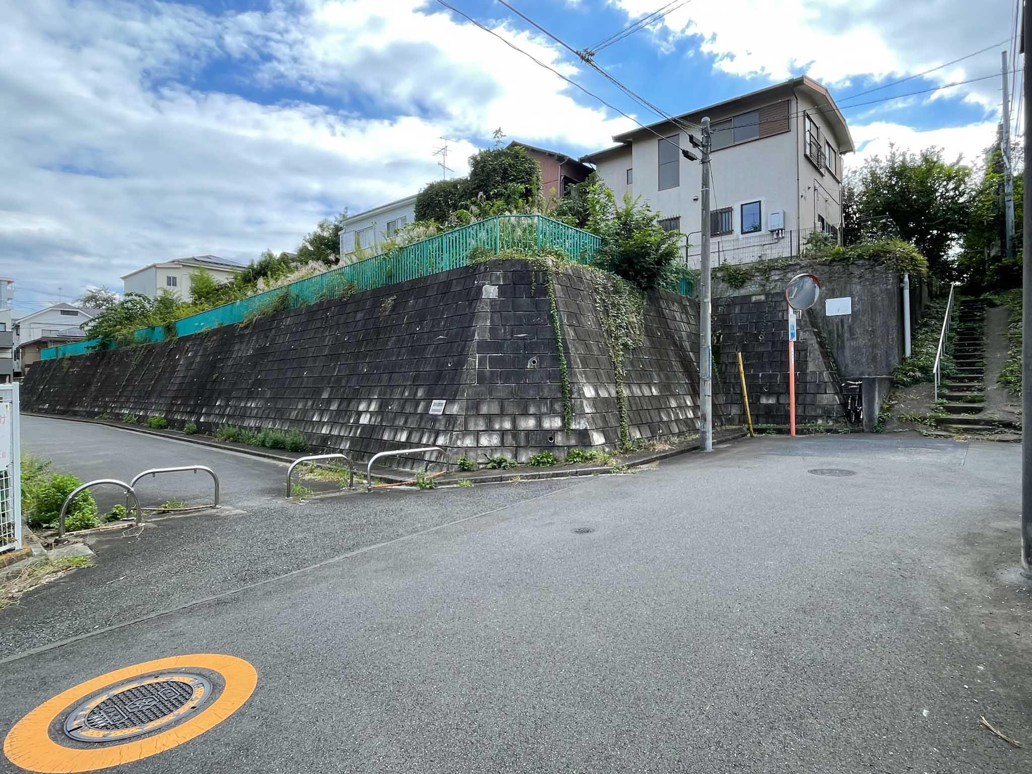 西東京市柳沢の賃貸物件/建物を北側から。高台の上に立っています