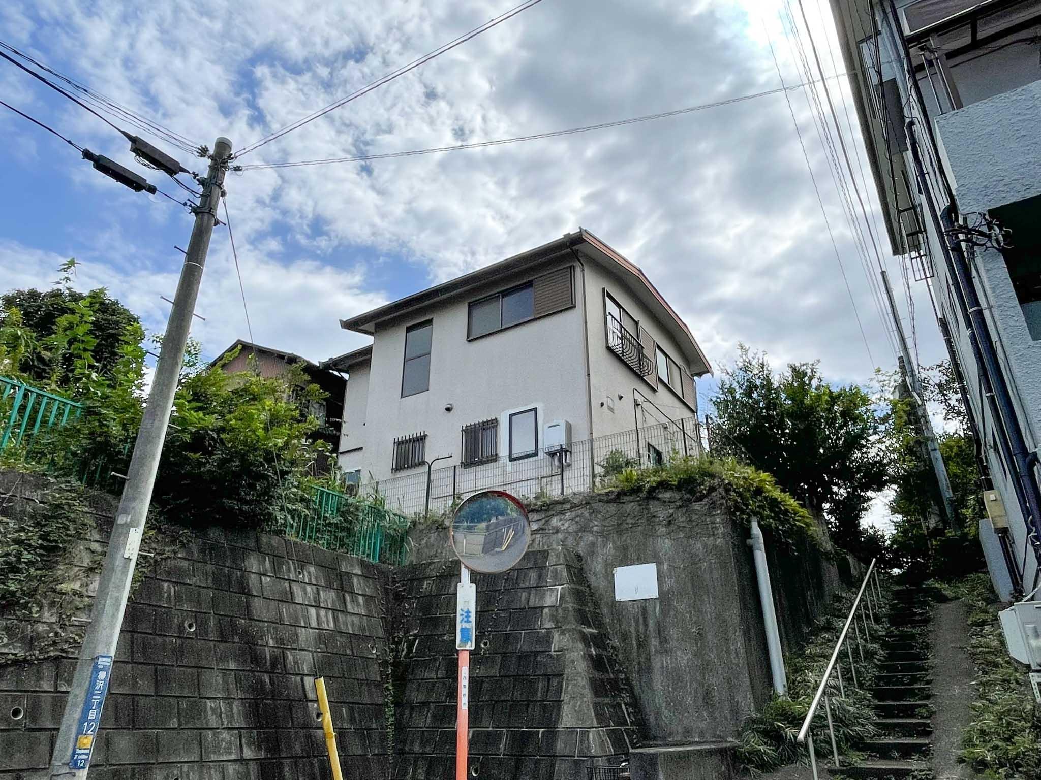 西東京市柳沢の賃貸物件/建物を北側から。高台の上に立っています