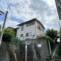 西東京市柳沢の賃貸物件/建物を北側から。高台の上に立っています