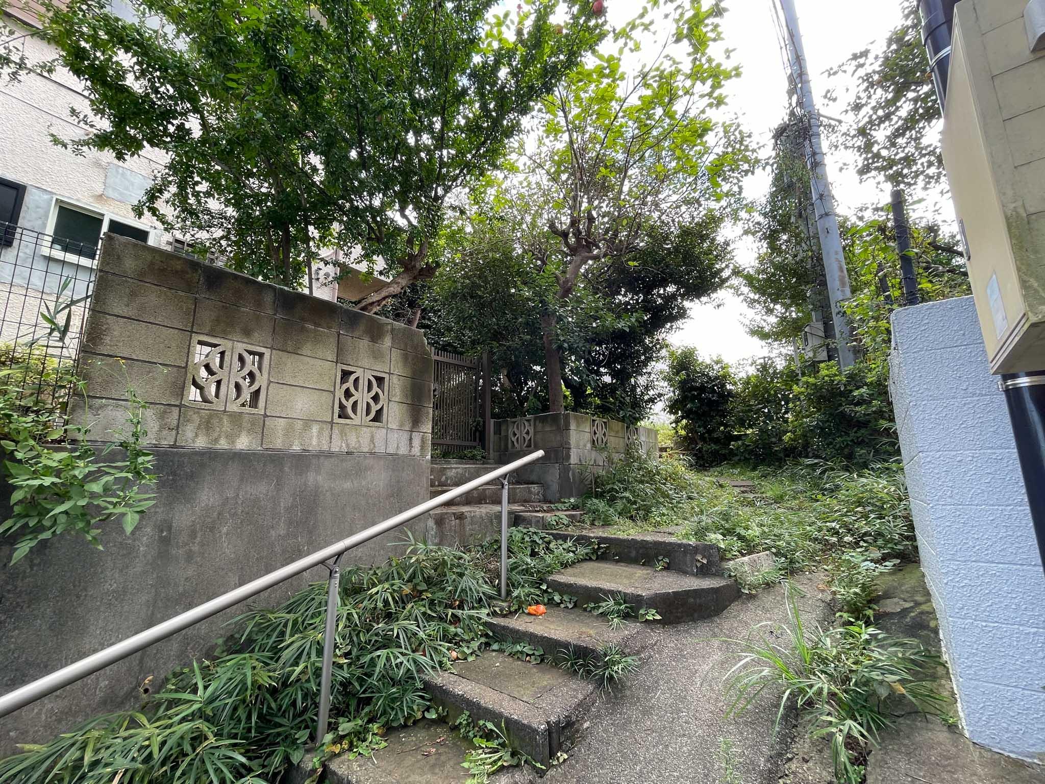 西東京市柳沢の賃貸物件/階段を上がって...