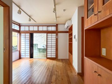 渋谷区西原の賃貸物件/青のタイルと木の香り