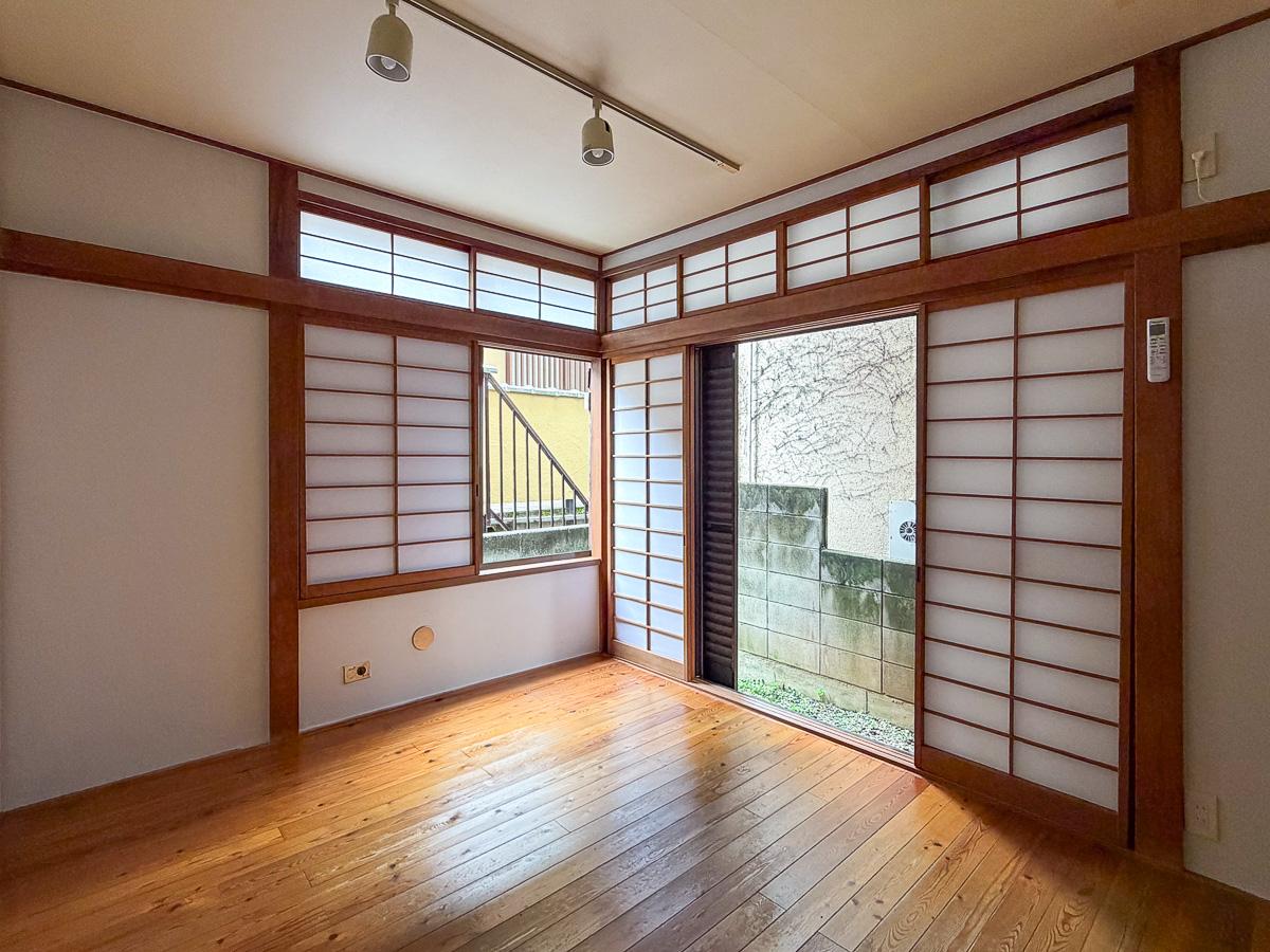 渋谷区西原の賃貸物件/障子や柱など、各所に日本家屋の趣を感じます。