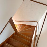 渋谷区西原の賃貸物件/階段は狭くて急なつくり。大きな家具を運ぶ際は少し苦労しそうです