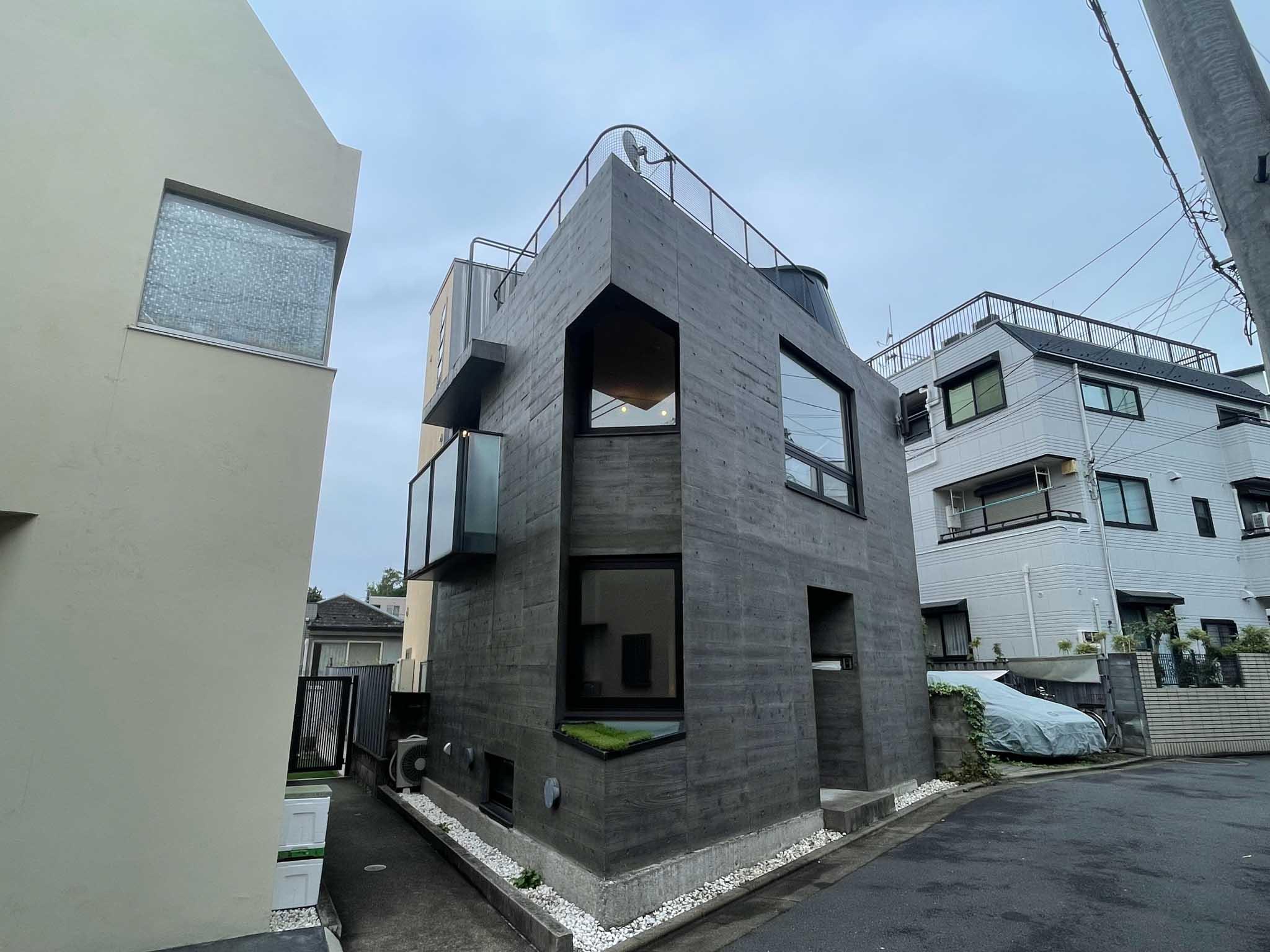 目黒区駒場の賃貸物件/少し視点をずらすと鋭角なライン見えて、コンパクトなサイズ感もよくわかります