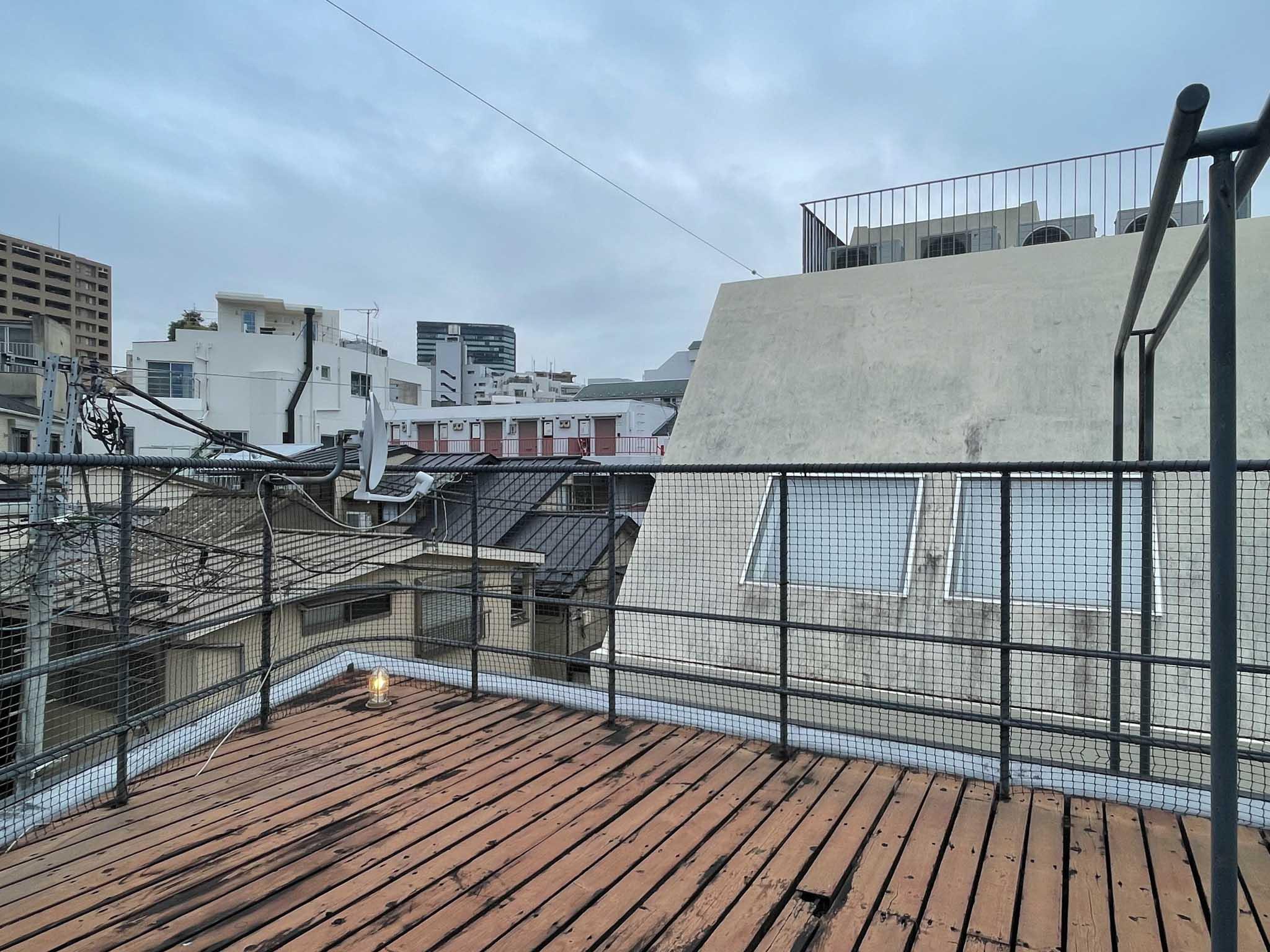 目黒区駒場の賃貸物件/しっかりと空が見える屋上。物干しもここで行います