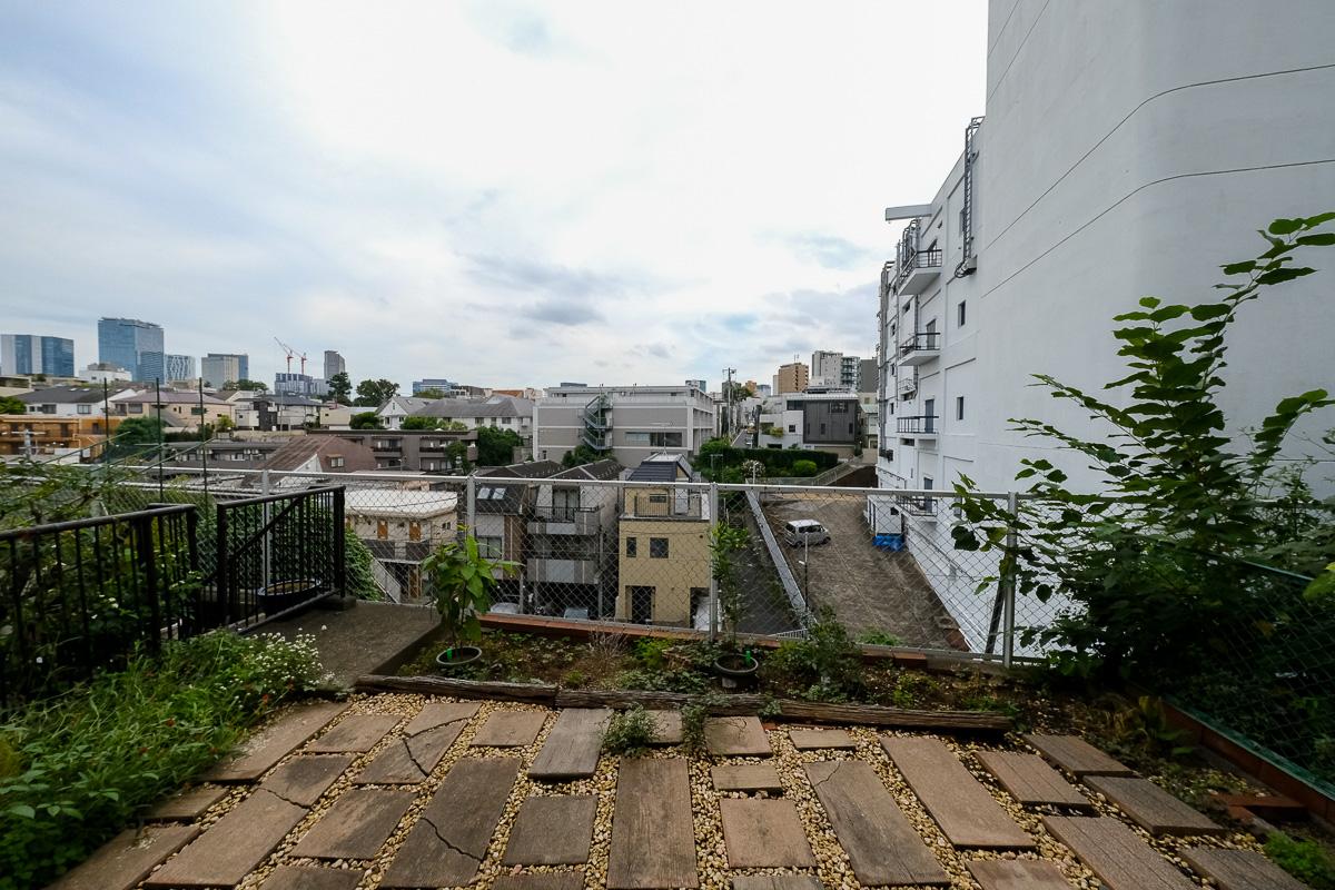 渋谷区富ヶ谷の売買物件/2階ながら庭先は低地のため、抜けた眺望と青空が楽しめます