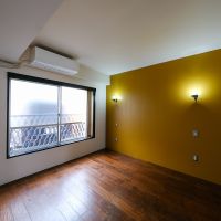 渋谷区富ヶ谷の売買物件/北側の洋室。2つの照明はそれぞれにスイッチがあり、ベッドを2つ並べておいて、各々がスイッチをつけたり消したりできるようになっています