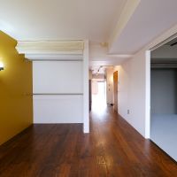 渋谷区富ヶ谷の売買物件/北側の洋室。黄色い塗装の壁面が良い雰囲気