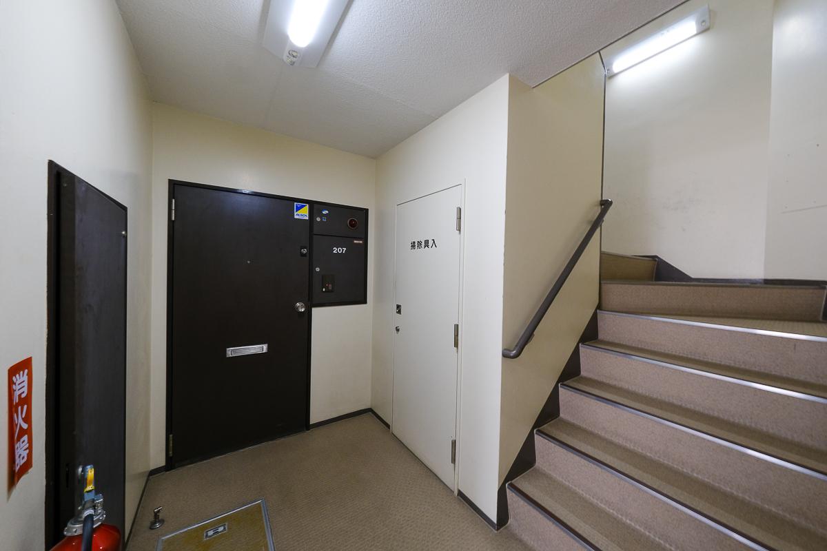 渋谷区富ヶ谷の売買物件/玄関。2階がエントランスのため、階段を上り下りする必要はありません