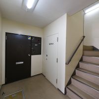 渋谷区富ヶ谷の売買物件/玄関。2階がエントランスのため、階段を上り下りする必要はありません