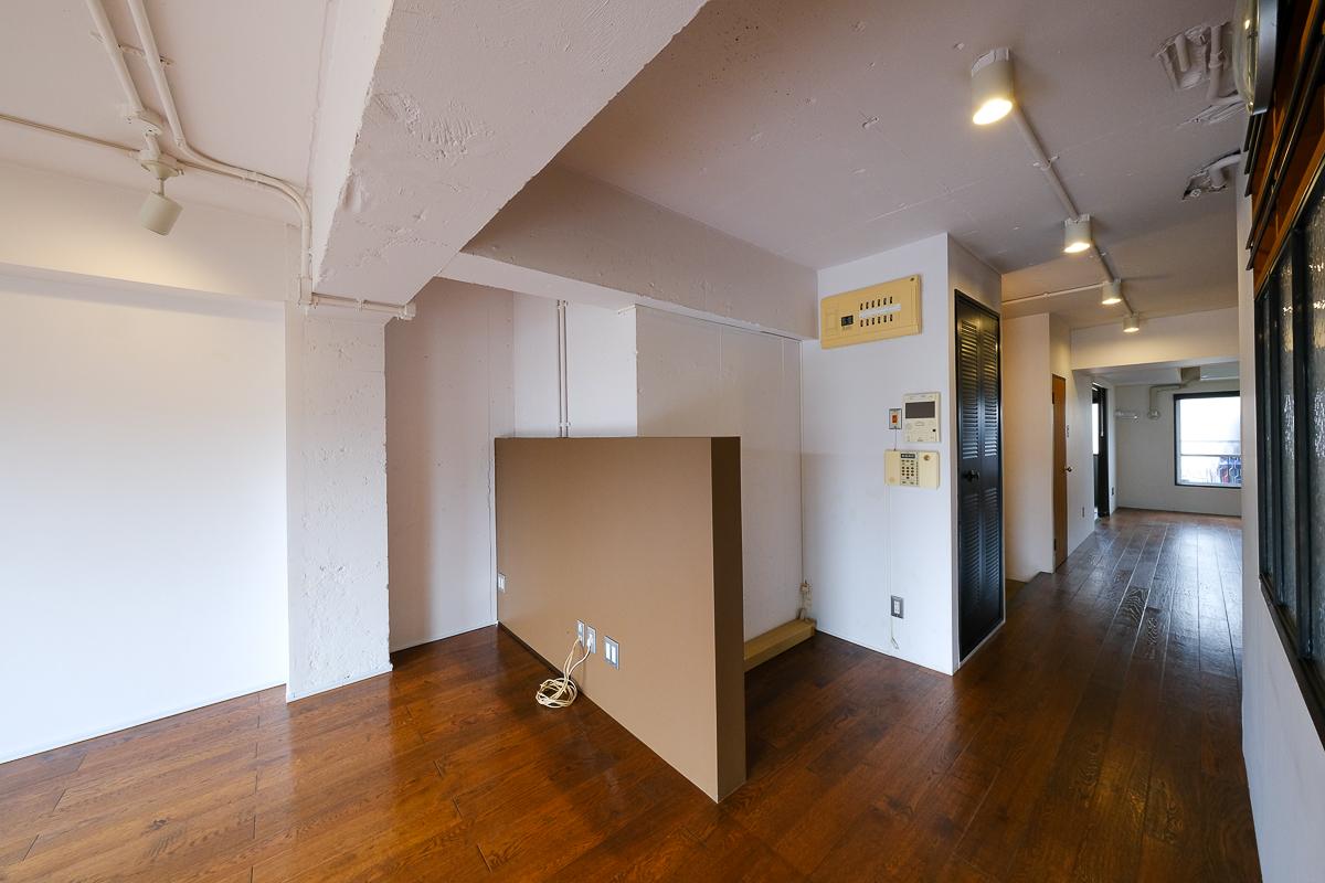渋谷区富ヶ谷の売買物件/ベージュの壁面裏には、飾り棚を置くのに良さそうなスペース