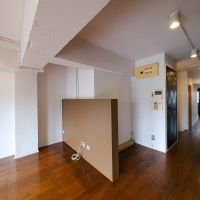 渋谷区富ヶ谷の売買物件/ベージュの壁面裏には、飾り棚を置くのに良さそうなスペース