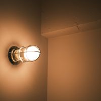 渋谷区富ヶ谷の売買物件/玄関に設置された船舶用の照明