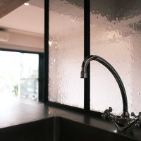 渋谷区富ヶ谷の売買物件/キッチン水栓や、その前のガラスも良い雰囲気