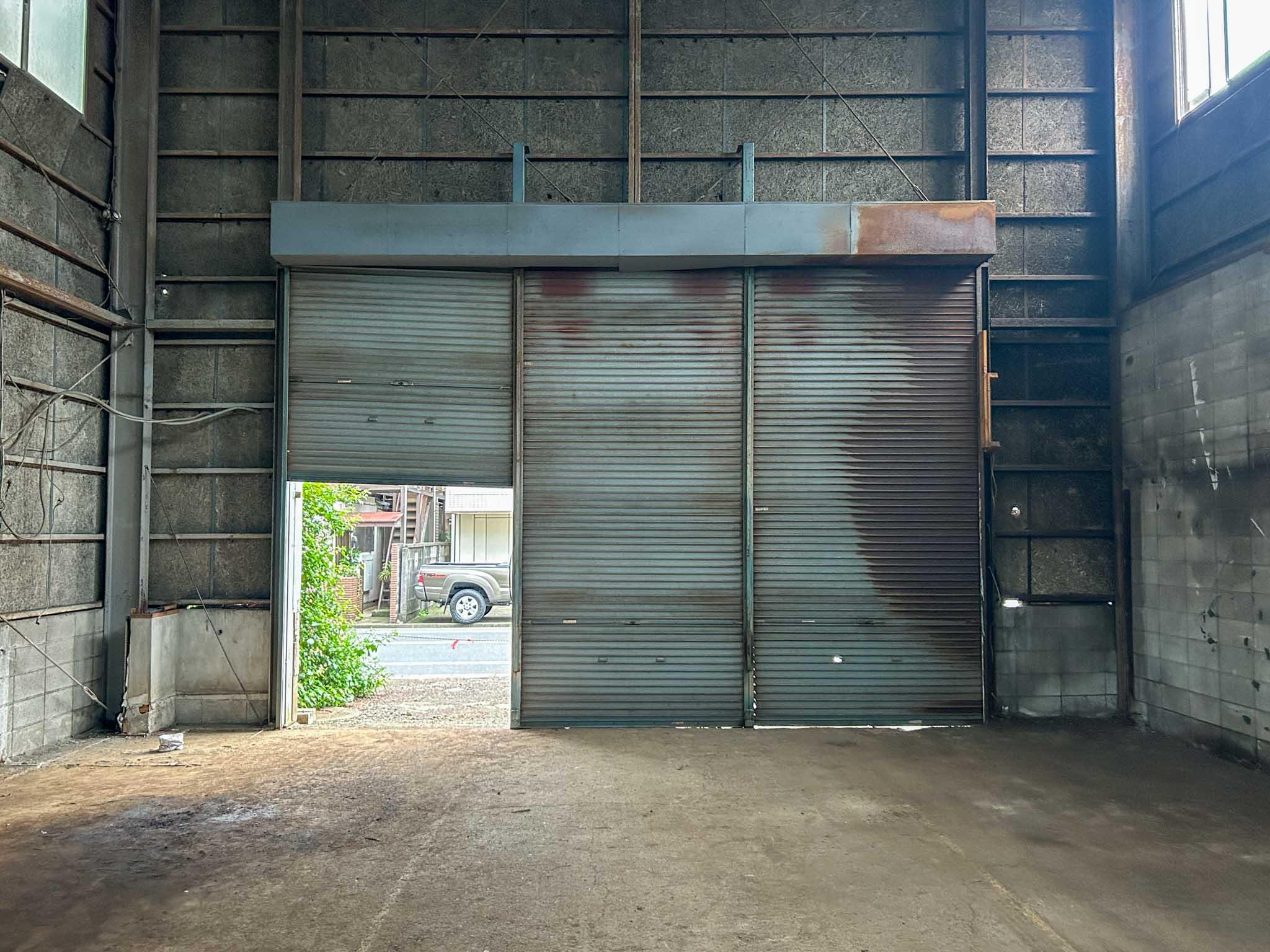 大田区多摩川の賃貸物件/現在開閉できるのは室内側から向かって左側のシャッターのみ。高さ3.8m、幅6mほど