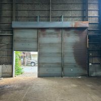 大田区多摩川の賃貸物件/現在開閉できるのは室内側から向かって左側のシャッターのみ。高さ3.8m、幅6mほど