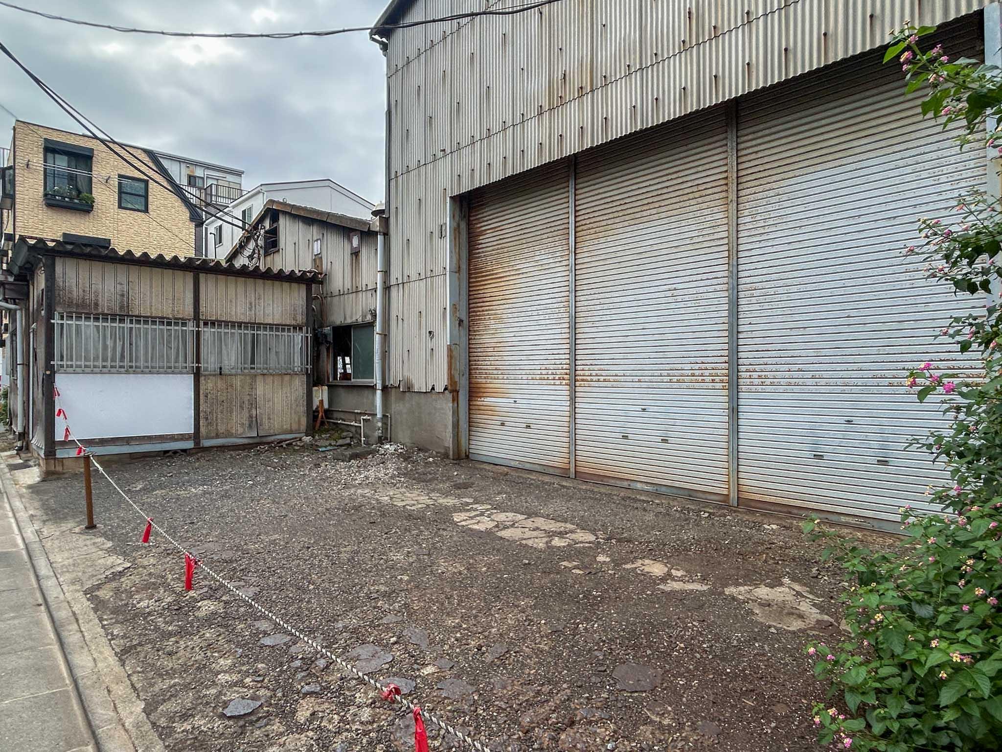 大田区多摩川の賃貸物件/シャッター前に駐車できます。隣では熱加工の工場が稼働中