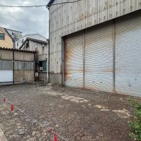 大田区多摩川の賃貸物件/シャッター前に駐車できます。隣では熱加工の工場が稼働中