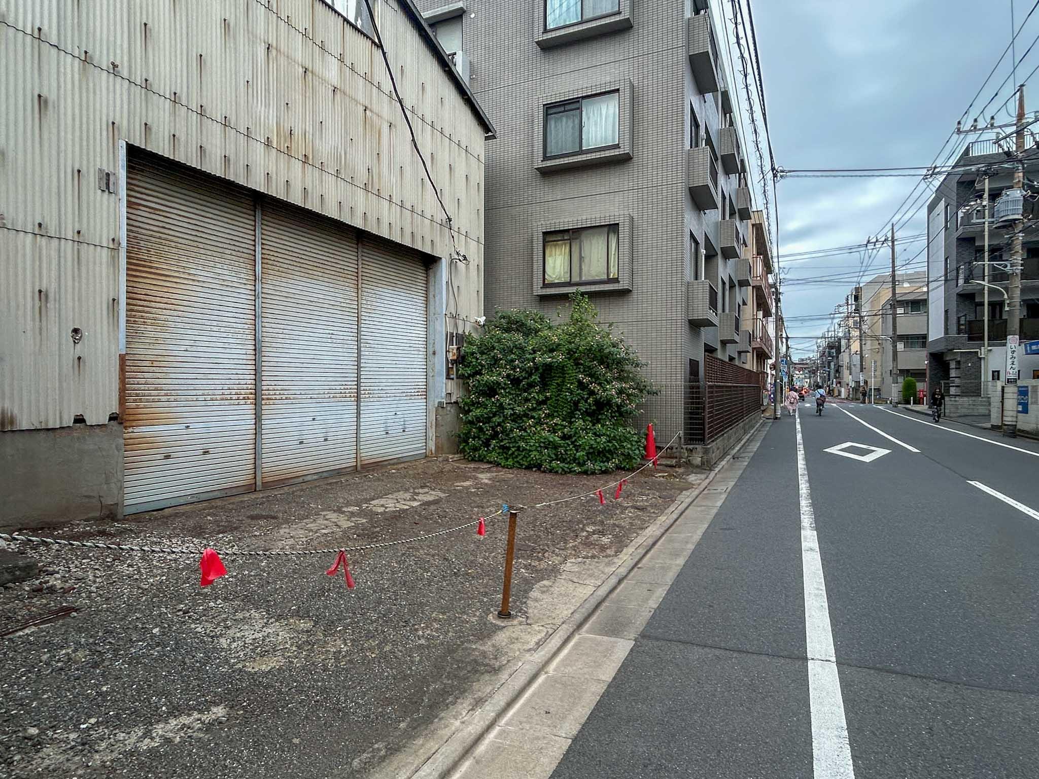 大田区多摩川の賃貸物件/歩いて3分ほどの矢口渡駅の方をみる