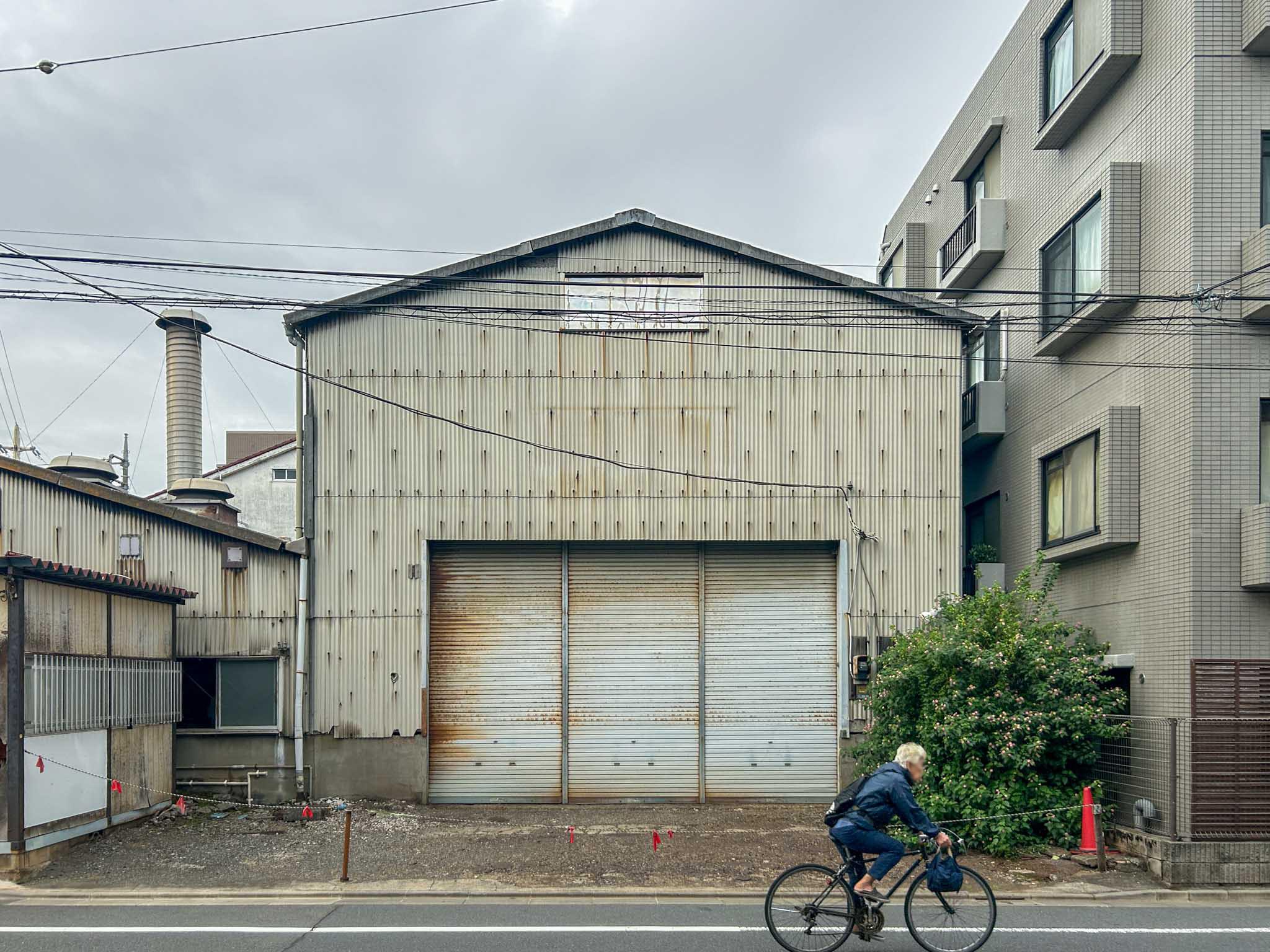 大田区多摩川の賃貸物件/住宅街に立つ元工場。武骨な面構え