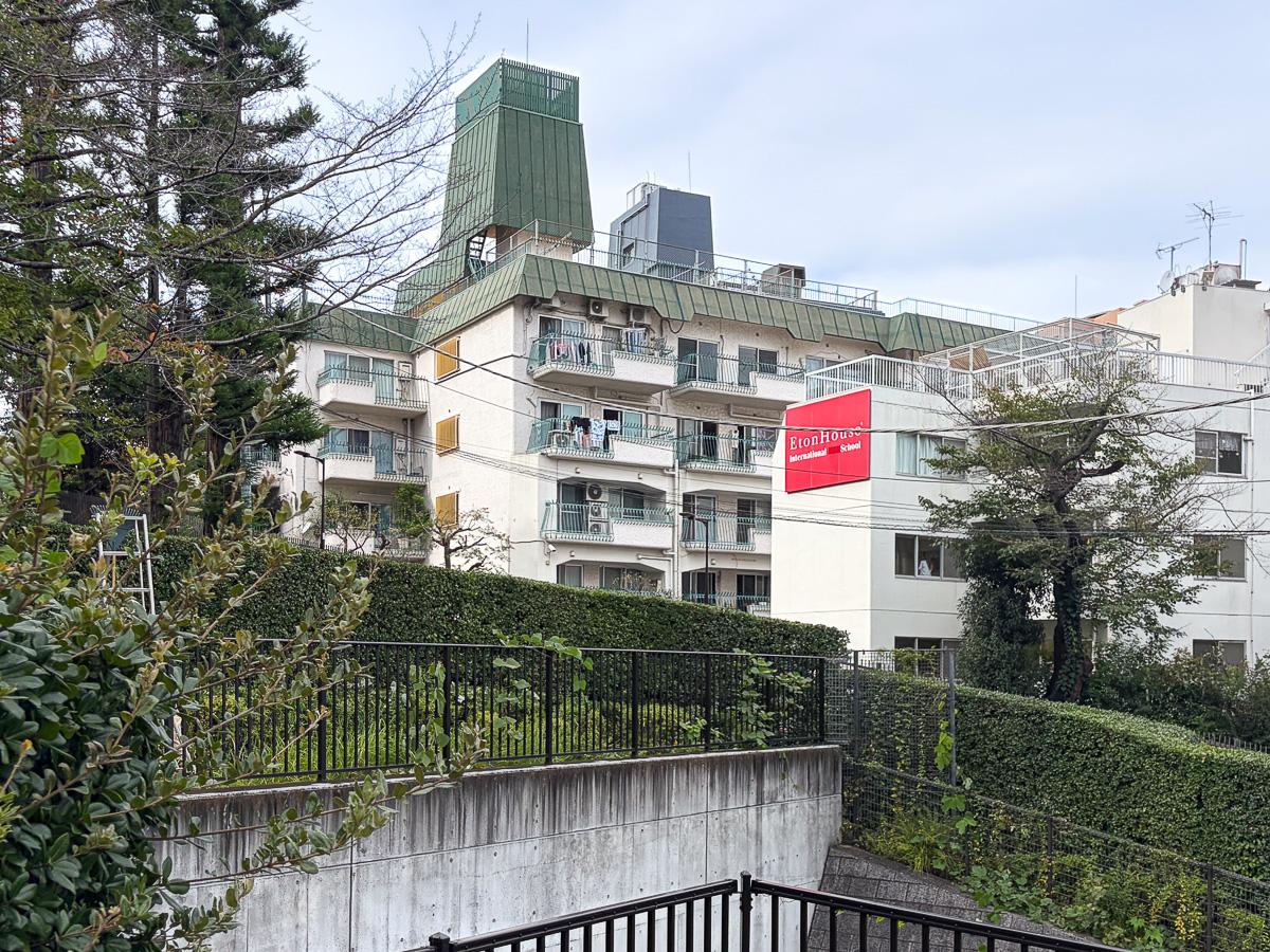 港区赤坂の賃貸物件/公園の景色とよく馴染む、緑と白の2トーン
