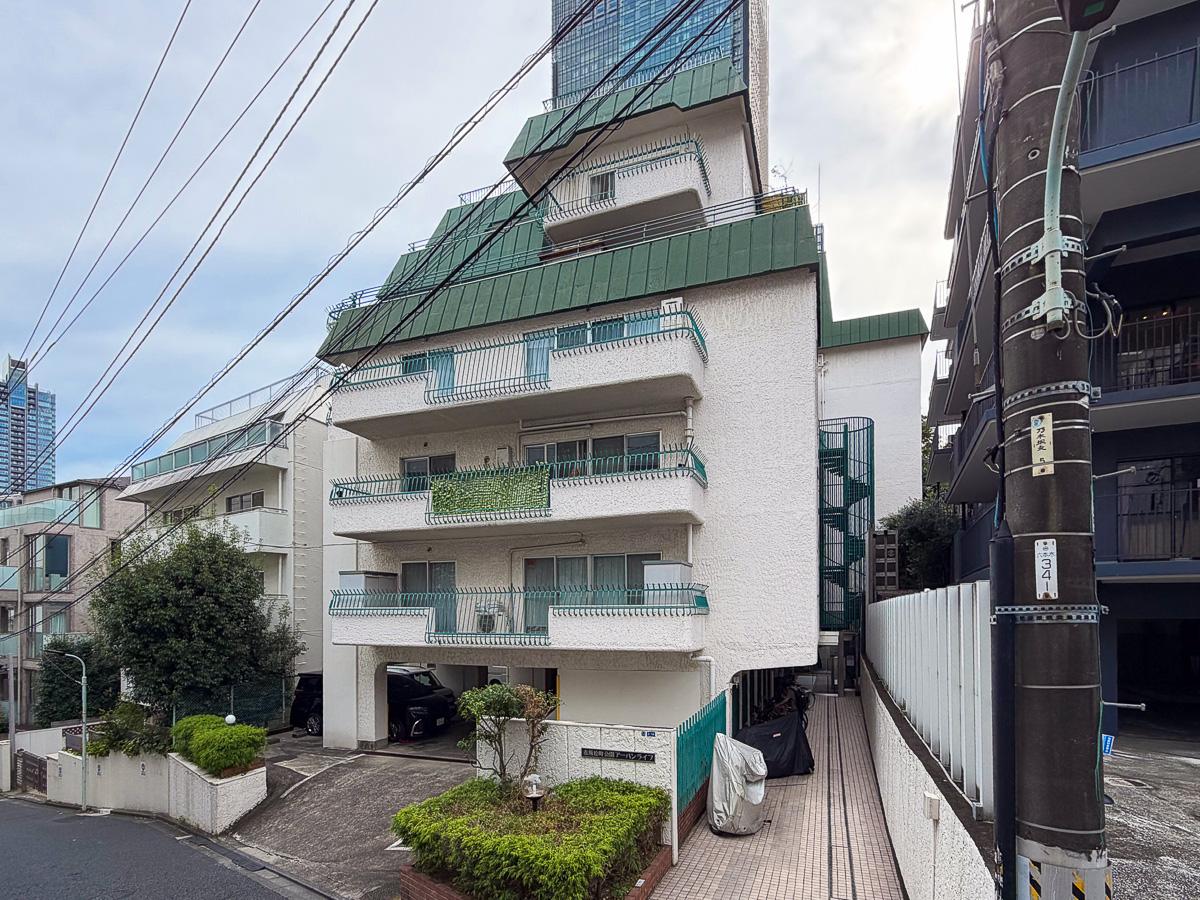 港区赤坂の賃貸物件/周囲の建物から少し浮いた、マイペースな姿が愛らしい