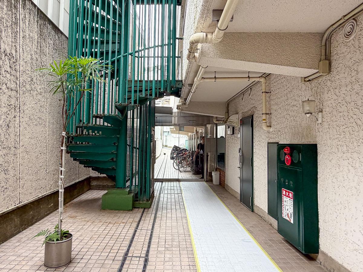 港区赤坂の賃貸物件/共用部も白と緑。エントランスはオートロックです