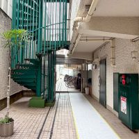 港区赤坂の賃貸物件/共用部も白と緑。エントランスはオートロックです