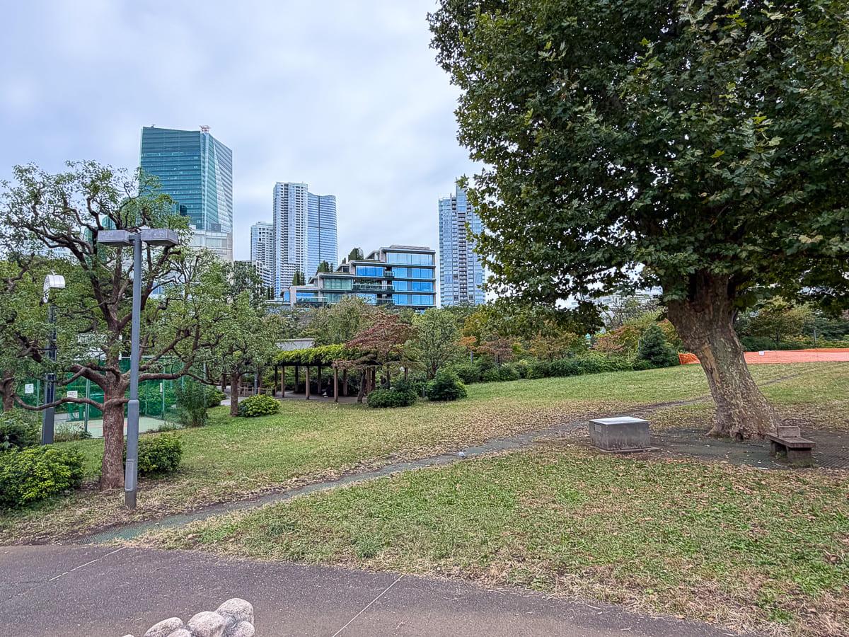 港区赤坂の賃貸物件/目の前の檜町公園では、大きな原っぱからビル群が望めます。朝の散歩やちょっとした息抜きにぜひ