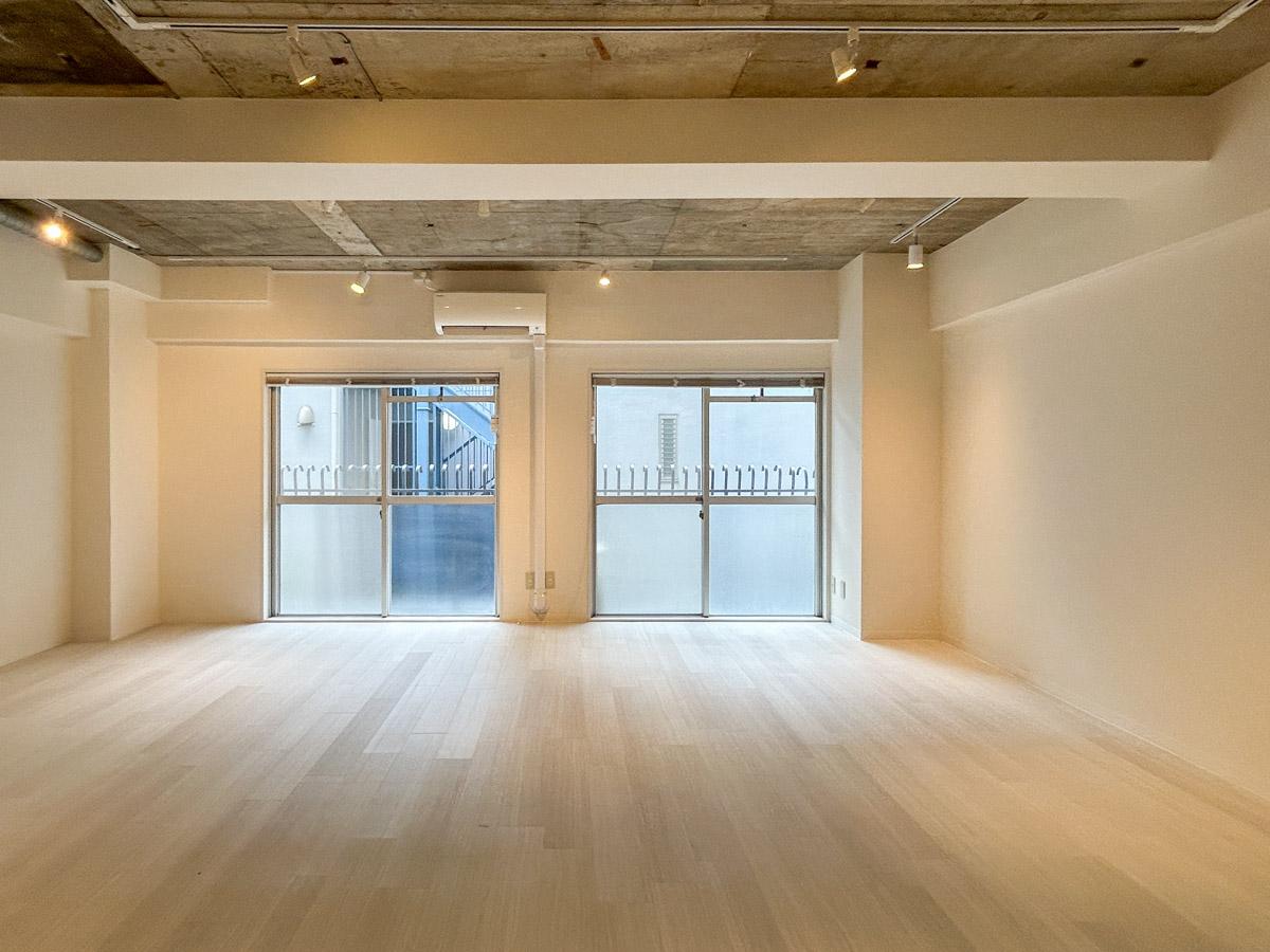 港区北青山の賃貸物件/コンクリートあらわしの天井が程よく個性を引き立ててくれています