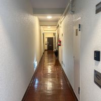 港区北青山の賃貸物件/共用部廊下。レトロな趣が残っています